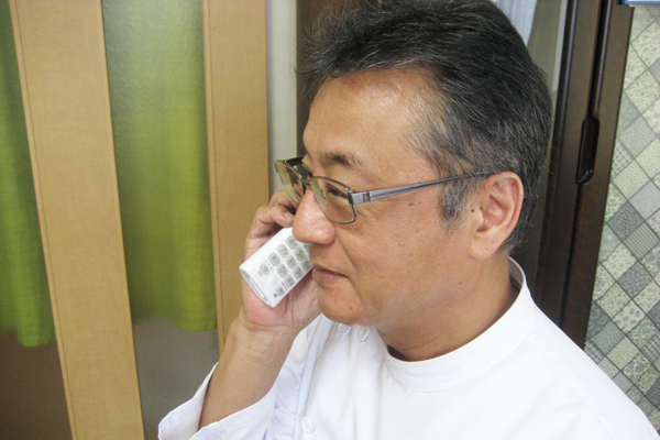 お電話でのご予約を承る堀江院長